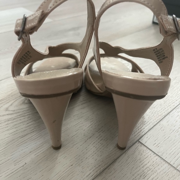 Kenneth Cole Reaction Womens Beige Patent Slingback Heels Shoes Size 8 - Picture 12 of 12